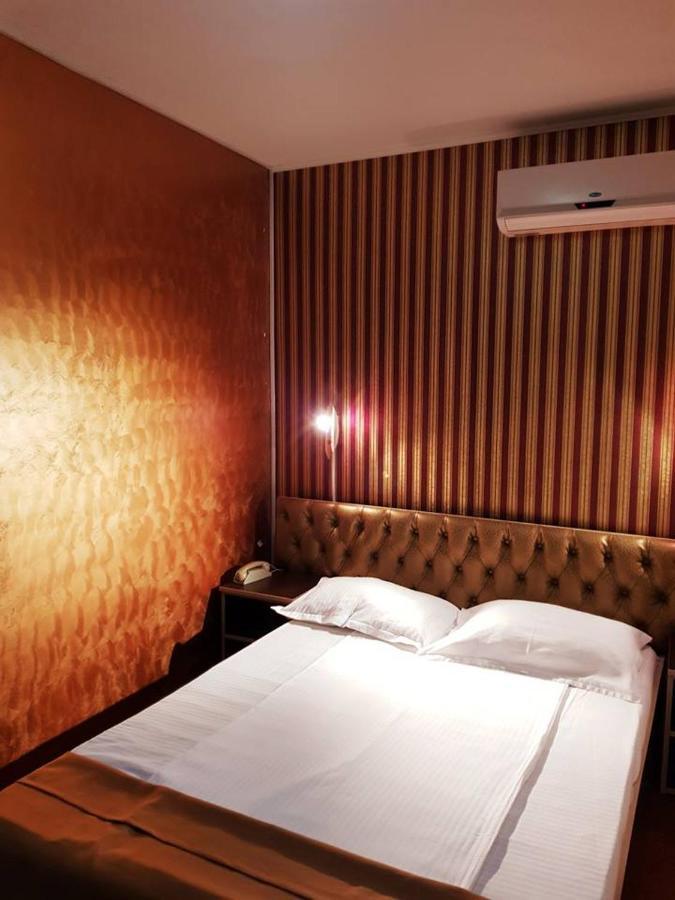 Asia Hotel Targu Jiu Bagian luar foto