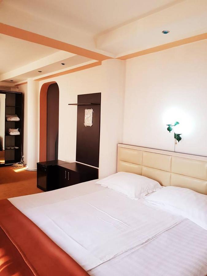 Asia Hotel Targu Jiu Bagian luar foto