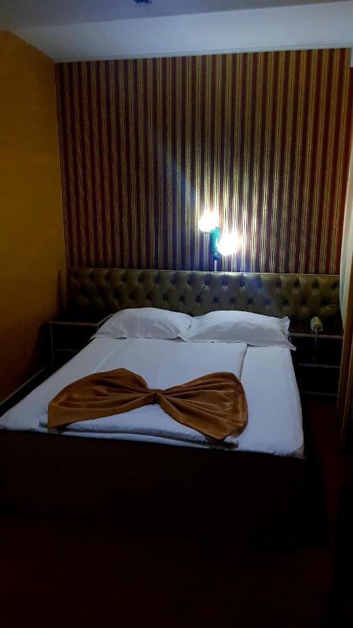 Asia Hotel Targu Jiu Bagian luar foto