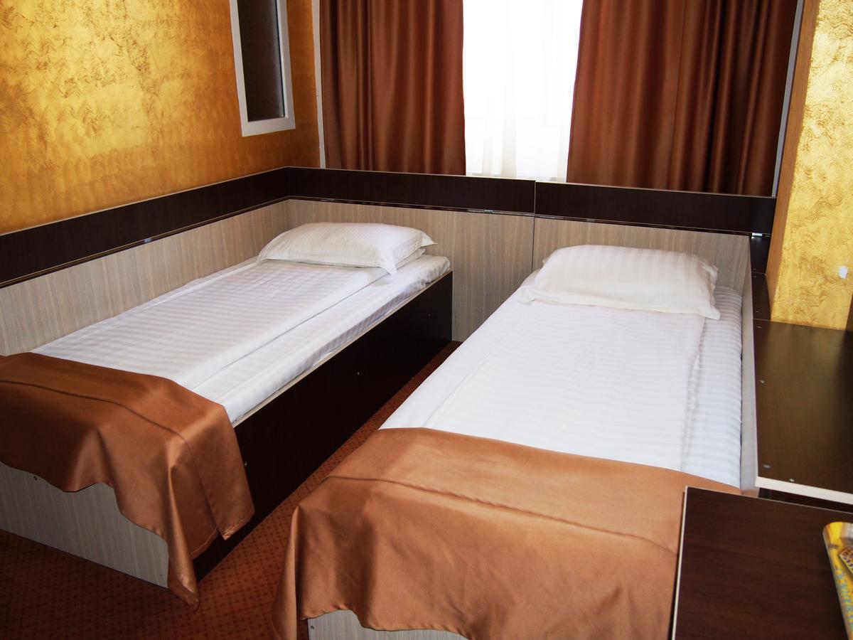 Asia Hotel Targu Jiu Bagian luar foto